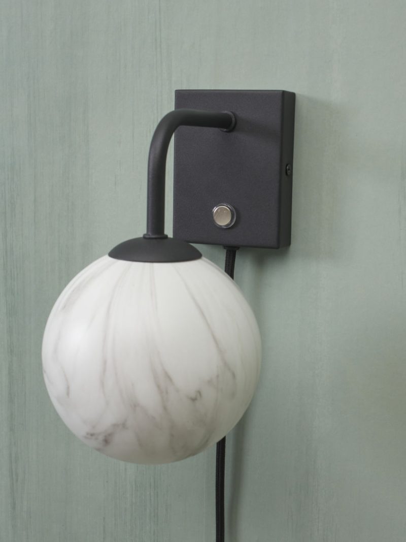 lampara-de-pared-curvada-negra-con-bola-decorativa-its-about-romi-carrara-carraraw12b-3